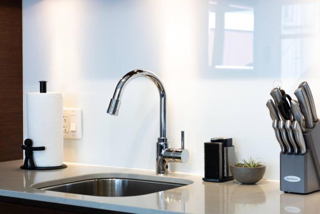 Clean 3Rd Floor Executive 1 Bedroom Apt In Old Town China Town Victoria Eksteriør bilde